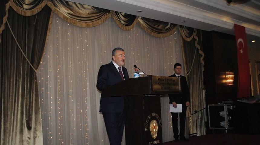 İstanbul İl Emniyet M&uuml;d&uuml;r&uuml; &Ccedil;alışkan, Emekli Polisleri Plaketle Onurlandırdı