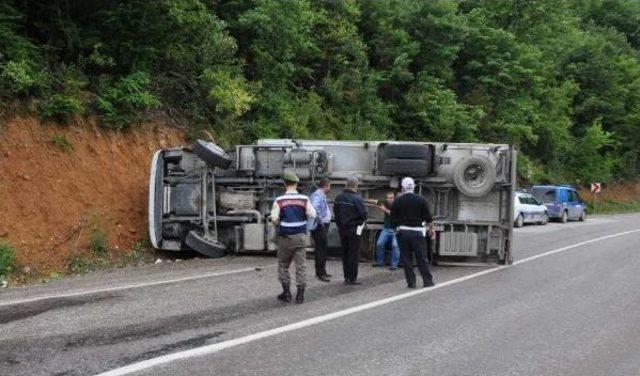 Bartın'da Et Yüklü Kamyon Devrildi: 1 Yaralı