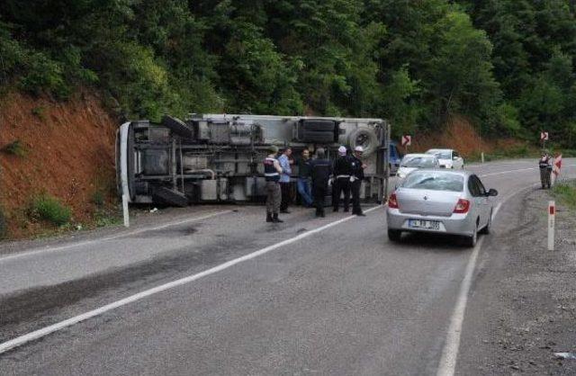 Bartın'da Et Yüklü Kamyon Devrildi: 1 Yaralı