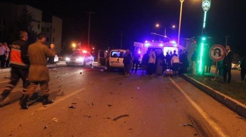 Askeri Minib&uuml;sle Hafif Ticari Ara&ccedil; &Ccedil;arpıştı: 5 Yaralı