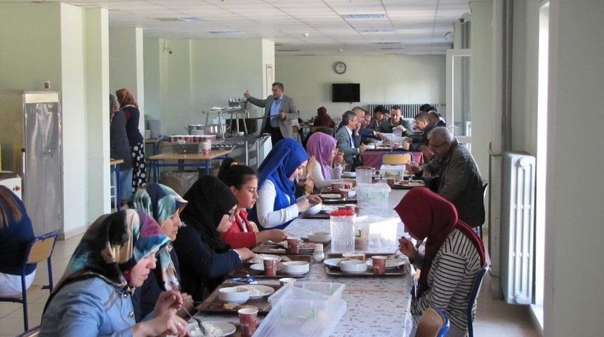 Teog&rsquo;da Dereceye Giren &Ouml;ğrencilere Yemek İkramı