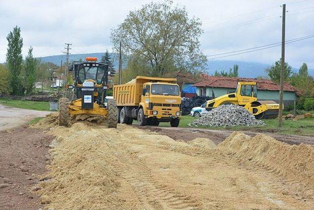 Seyitgazi Belediyesi Karaören’de Çalışmalarını Sürdürüyor