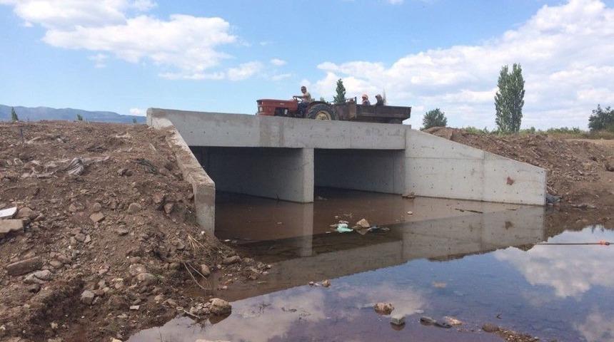 Yapılan Menfezle Yol &Ccedil;ilesi Bitti