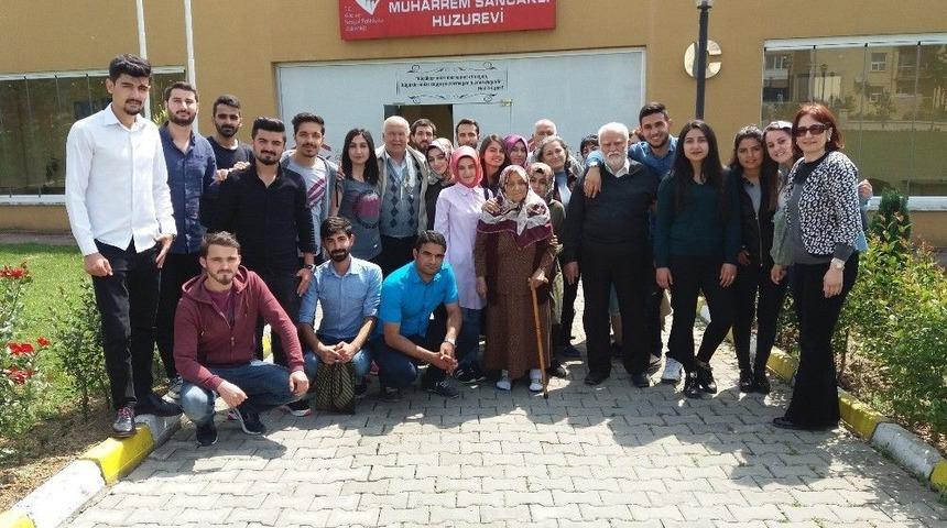 &Ccedil;ağrı Merkezi Hizmetleri B&ouml;l&uuml;m&uuml; &Ouml;ğrencileri Yaşlıları Ziyaret Etti