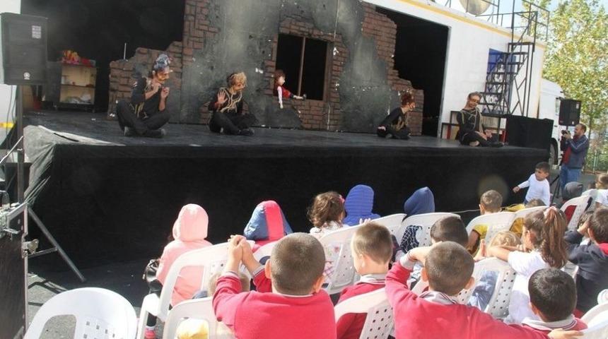 Tır Tiyatrosu Yaz Turnesine &Ccedil;ıktı