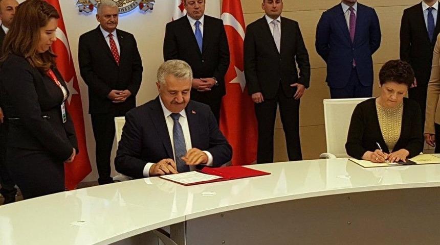 Ulaştırma Bakanı Arslan, G&uuml;rcistan Adalet Bakanı İle İş Birliği Mutabakat Zaptını İmzaladı