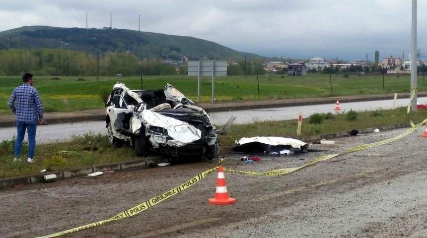 Sivas&rsquo;ta Otomobil Elektrik Direğine &Ccedil;arptı: 2 &Ouml;l&uuml;, 4 Yaralı