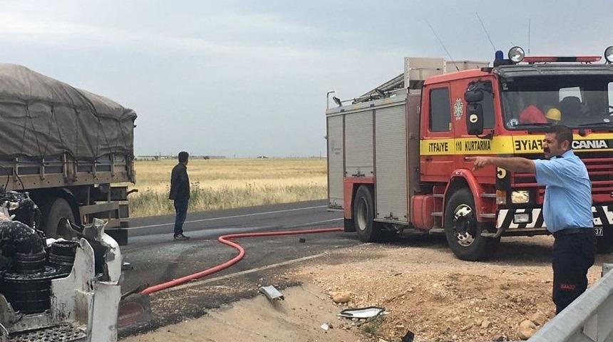 Mardin&rsquo;de İki Tır &Ccedil;arpıştı: 2 Yaralı