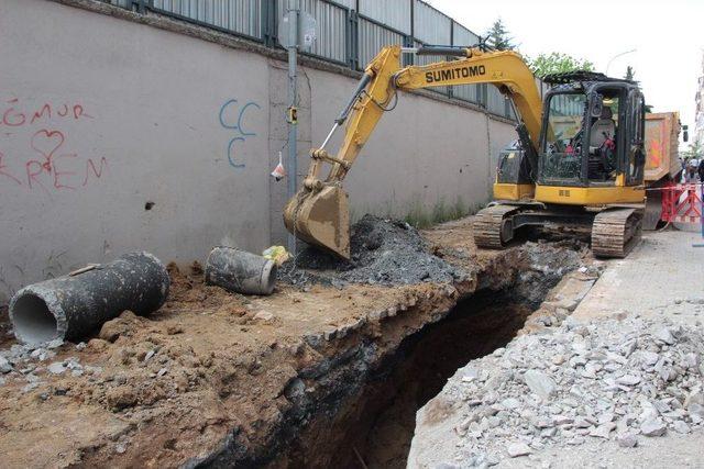 Ümraniye’de Altyapı Çalışmaları Sırasında Göçük Meydana Geldi 1