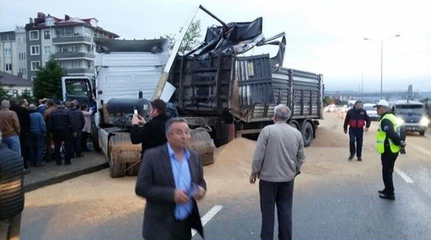 Giresun&rsquo;da Damperi A&ccedil;ılan Kamyon &Uuml;st Ge&ccedil;ide &Ccedil;arptı