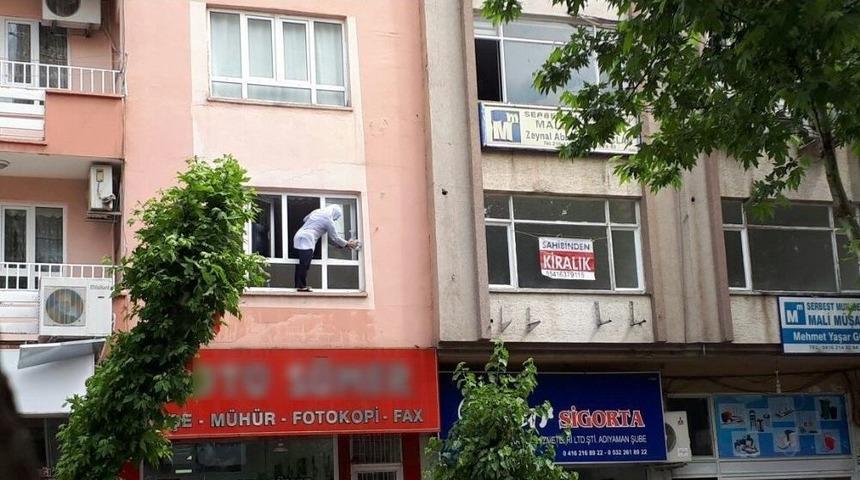 Cam Silmek İ&ccedil;in Canını Tehlikeye Attı