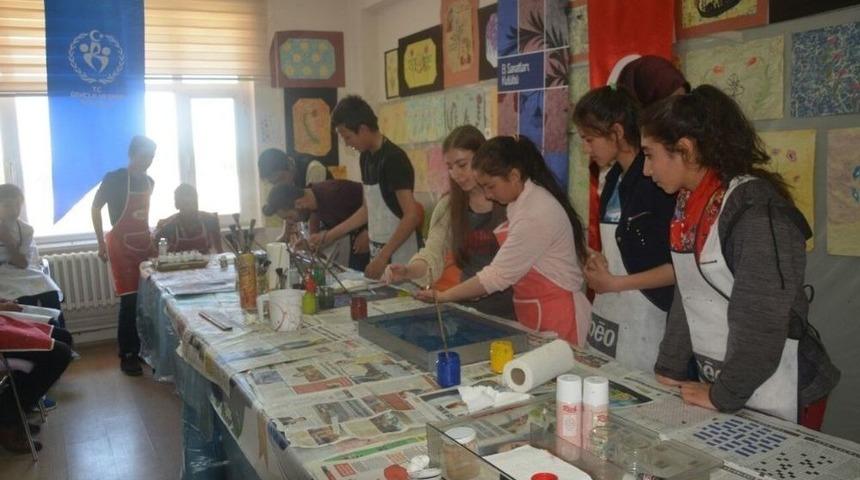 &Uuml;niversite &Ouml;ğrencilerinden Ortaokul &Ouml;ğrencilerine &lsquo;kendini Keşfet&rsquo; Projesi