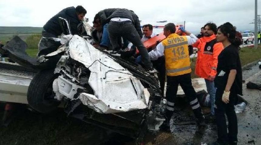 Otomobil, Aydınlatma Direğine &Ccedil;aptı: 2 &Ouml;l&uuml;, 4 Yaralı