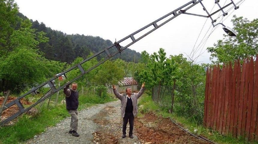 Yaylacılar Devrilen Elektrik Direkleri Ve Yolları İ&ccedil;in Yardım Bekliyor