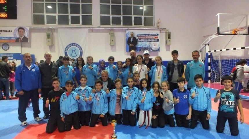 B&uuml;y&uuml;kşehirli Tekvandocular Balıkesir&rsquo;de Madalyaya Doydu