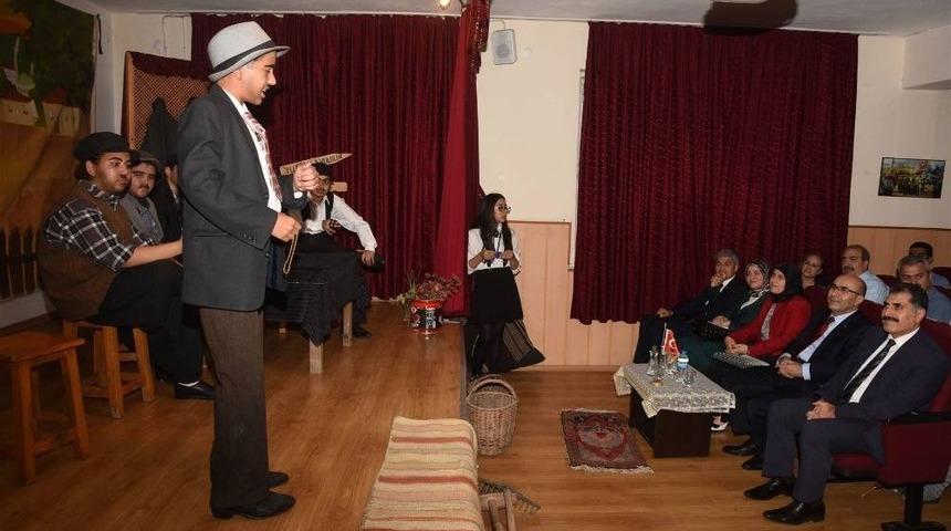&Ouml;ğrenciler Sahneledi Vali İzledi