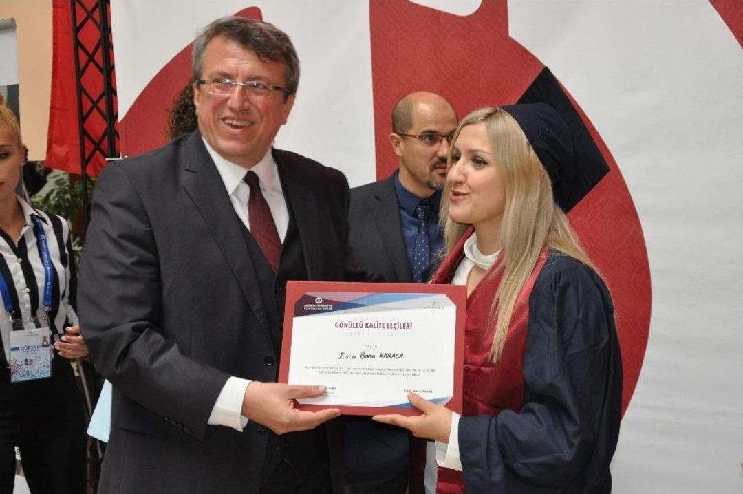 A&ccedil;ık&ouml;ğretim Fak&uuml;ltesinden Mezunlar İ&ccedil;in &Ouml;d&uuml;l T&ouml;reni