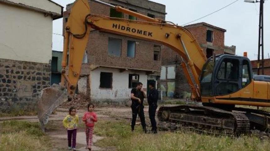 Sur İl&ccedil;esi'ndeki Kamulaştırılan Yapılan Yıkılıyor