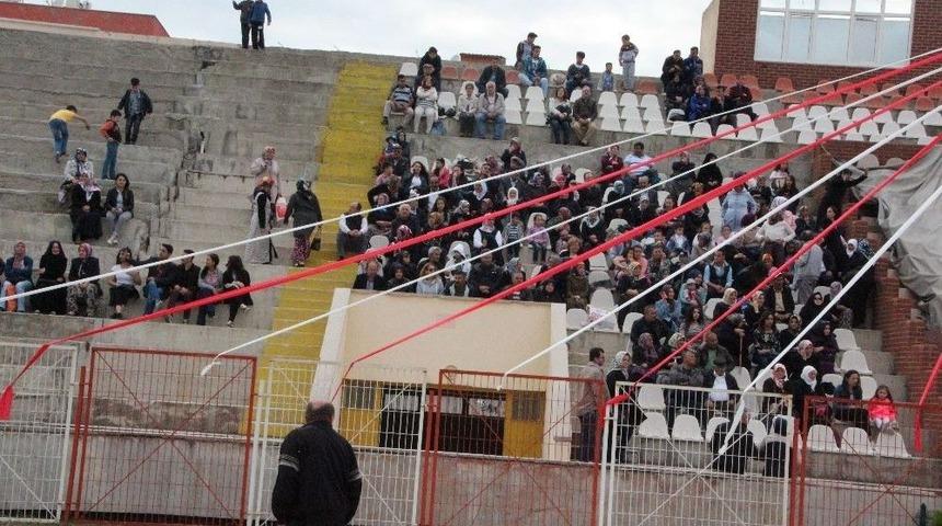 Depreme Dayanıksız Tribünlerde Oturma Israrı