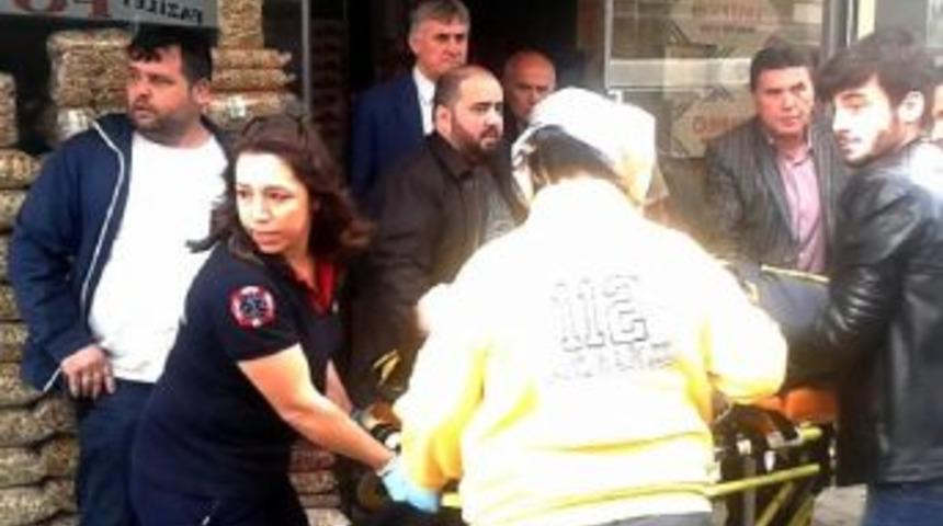 Y&uuml;k Taşıma Asans&ouml;r&uuml; Ile Duvar Arasında Sıkıştı