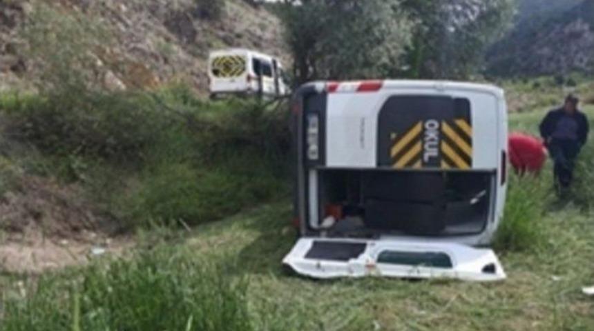 &Ouml;n&uuml;ne Geyik &Ccedil;ıkan &Ouml;ğrenci Servisi Devrildi: 10 Yaralı