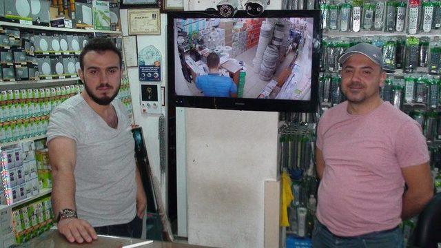 (özel Haber) Sultanbeyli’de Pes Dedirten Hırsızlık Anı Kamerada