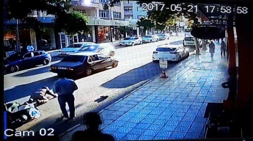 Otomobilin Elektrikli Bisiklete &Ccedil;arpması Kameralara Yansıdı