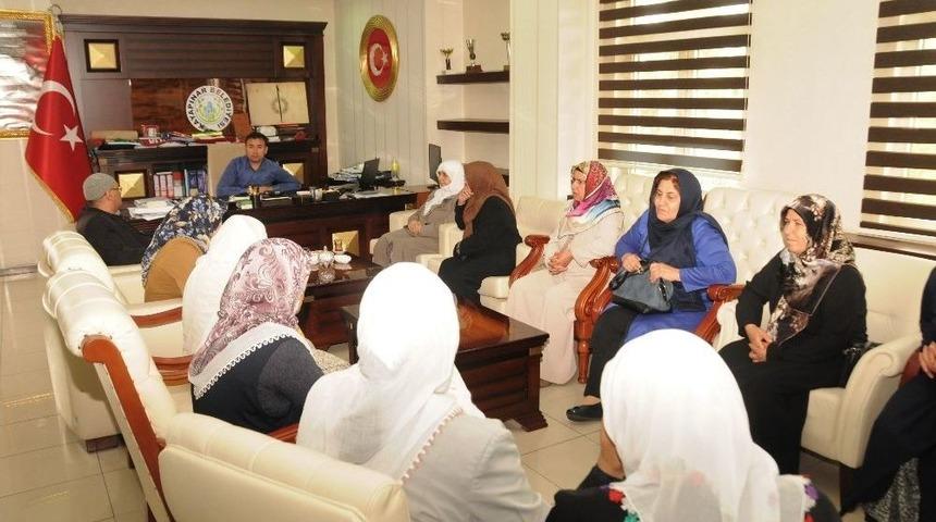 Kayapınar Belediyesi Şehit Ve Gazi Yakınlarını Umreye G&ouml;nderiyor