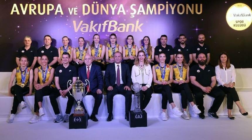 Avrupa Ve D&uuml;nya Şampiyonu Vakıfbank, Basınla Buluştu