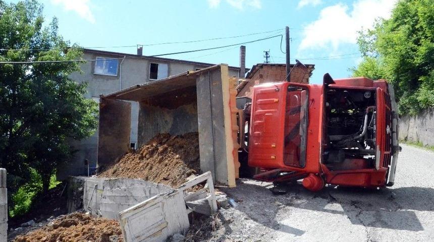 Zonguldak&rsquo;ta Toprak Y&uuml;kl&uuml; Kamyon Devrildi: 1 Yaralı