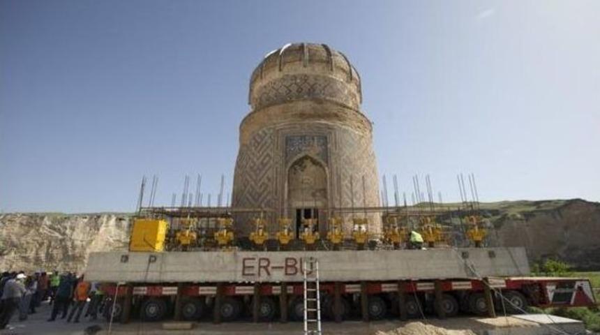 Sel&ccedil;uk &Uuml;niversitesinin Desteğiyle Zeynel Bey T&uuml;rbesi Taşındı