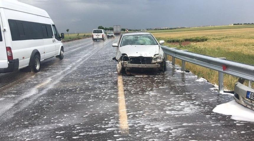 Bariyerlere Çarpan Otomobilin Sürücüsü Yaralandı
