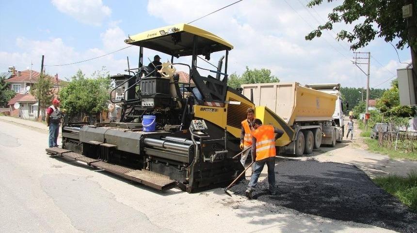 Akyazı&rsquo;da Asfalt &Ccedil;alışmaları T&uuml;m Hızıyla S&uuml;r&uuml;yor