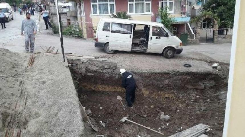 Bah&ccedil;e Duvarı I&ccedil;in Kazı Yaparken Doğalgaz Borusunu Patlattı