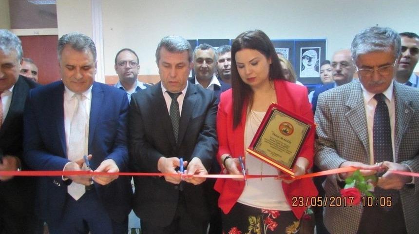 Şehit Eşi, G&ouml;rev Yaptığı Okulda K&uuml;t&uuml;phane A&ccedil;tı