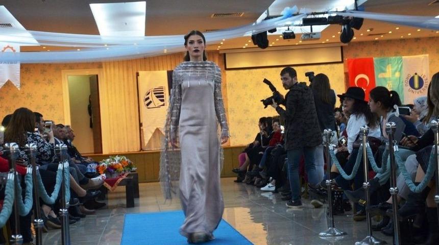 &Ouml;ğrenciler Tasarladıkları Kıyafetleri Sergiledi