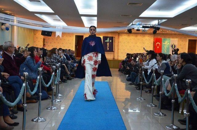 &Ouml;ğrenciler Tasarladıkları Kıyafetleri Sergiledi 2