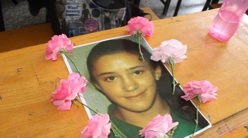 Kalp Krizinden &Ouml;len Kızın Arkadaşları Masasını &Ccedil;i&ccedil;eklerle Donattı