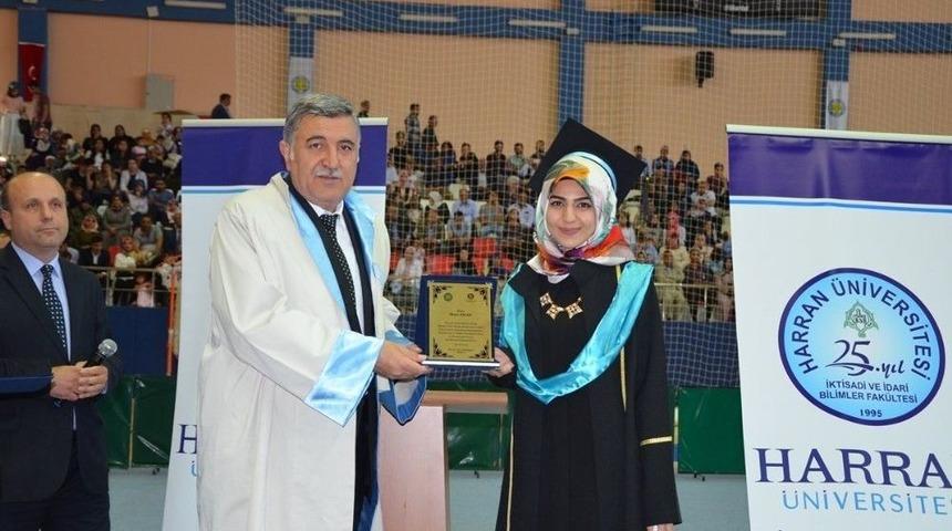 İktisat Fak&uuml;ltesinde Mezuniyet Heyecanı