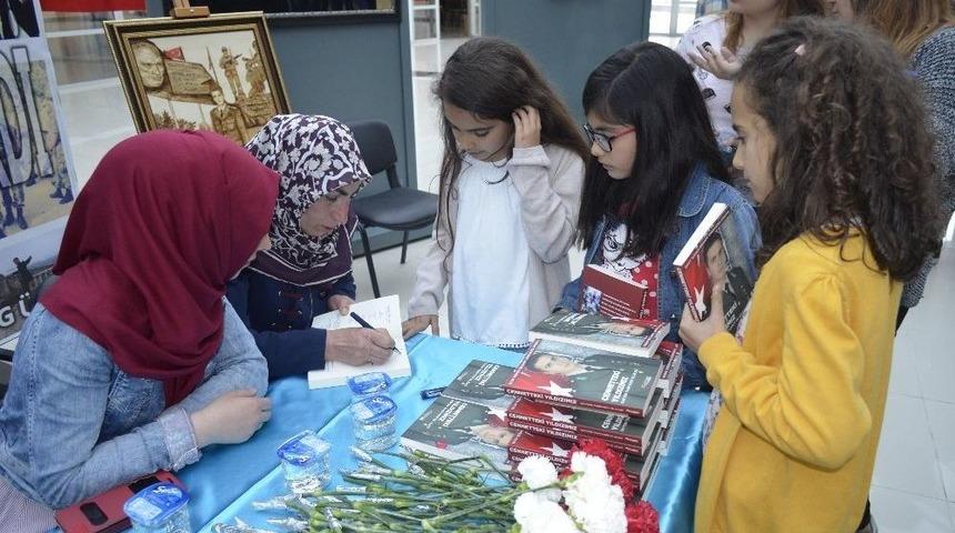Şehit Annesi, Oğlu İ&ccedil;in Kitap Yazdı