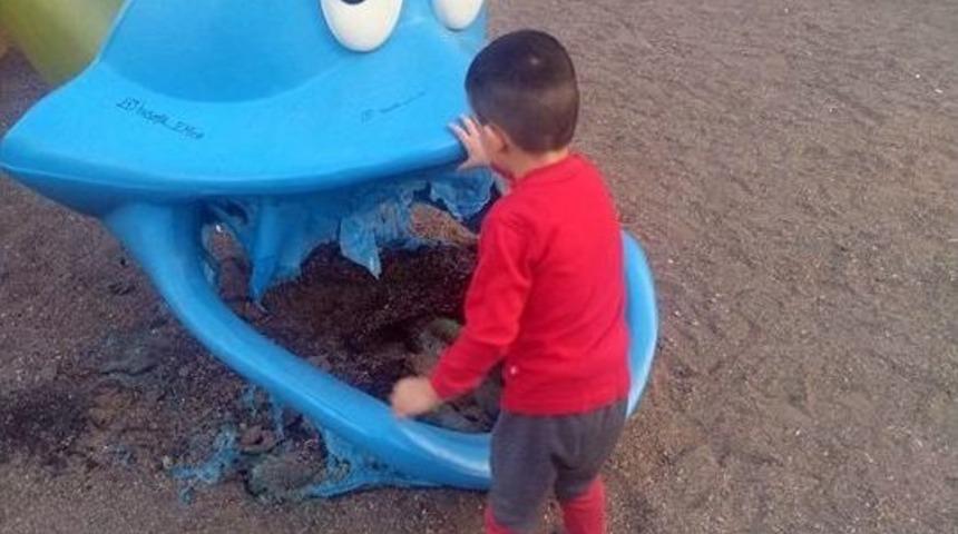 &Ccedil;ocukların Oyuncaklarını Yaktılar