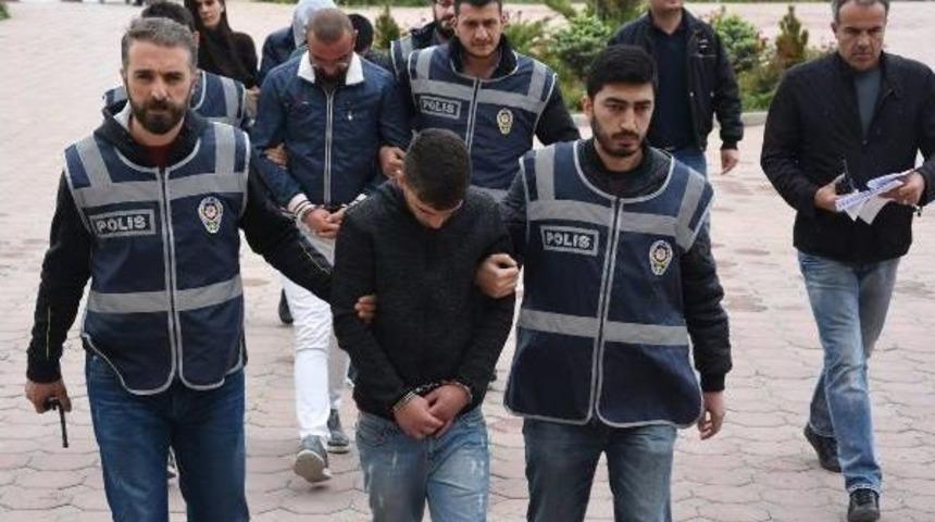 Atm'ye Kopyalama Cihazı Yerleştirilen 4 Ş&uuml;pheli Yakalandı