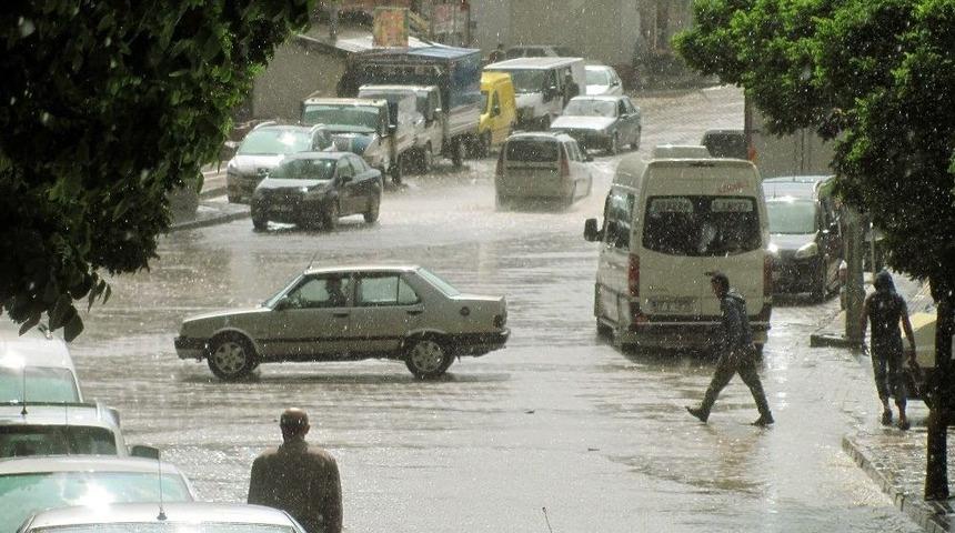 Kısa S&uuml;reli Dolu Yağışı, &Ccedil;ift&ccedil;iyi Korkuttu