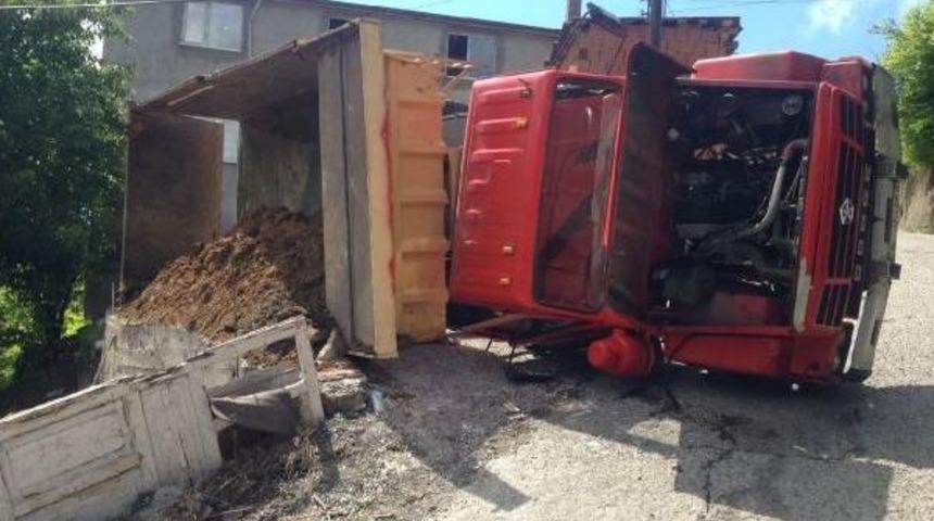 Zonguldak'ta Toprak Y&uuml;kl&uuml; Kamyon Devrildi
