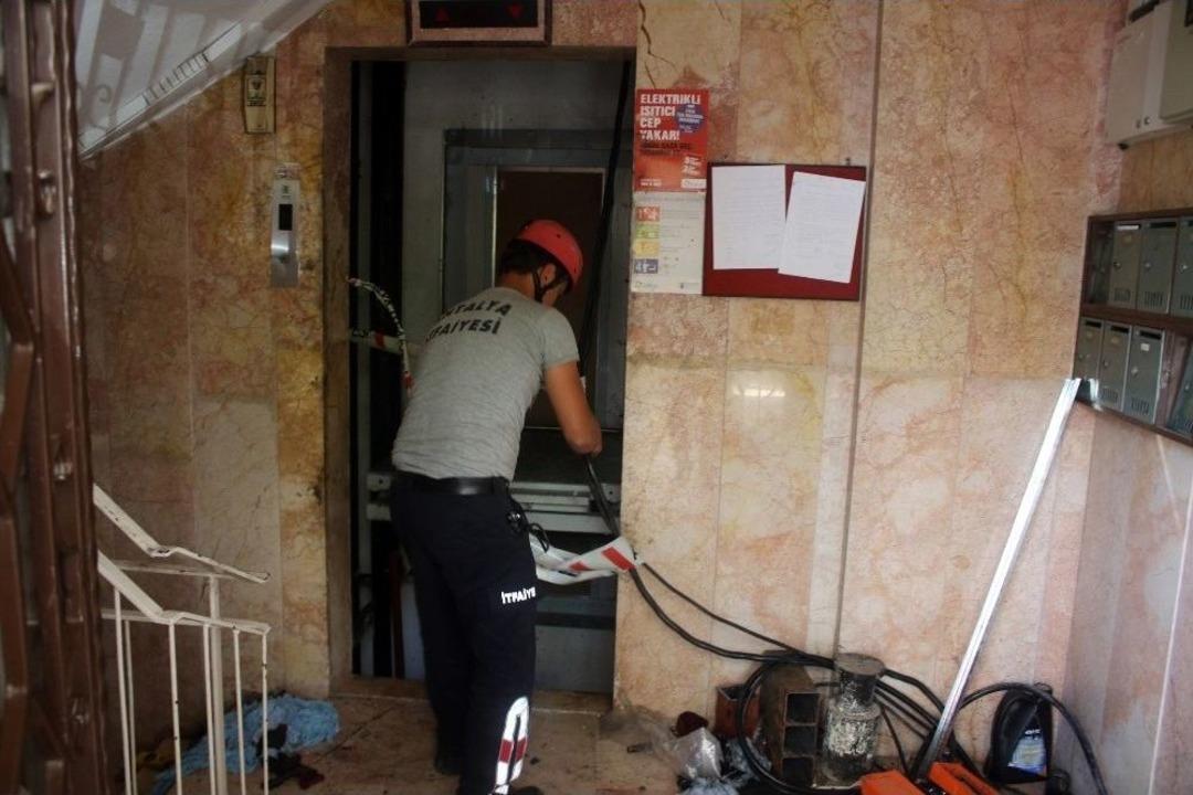 Antalya&rsquo;da Asans&ouml;r Kazası: 1 Yaralı