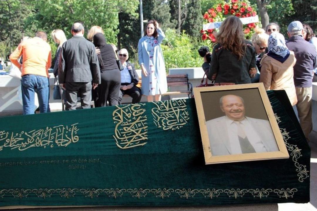 &Uuml;nl&uuml; Oyuncu Meltem Cumbul&rsquo;un Babası Son Yolculuğuna Uğurlandı