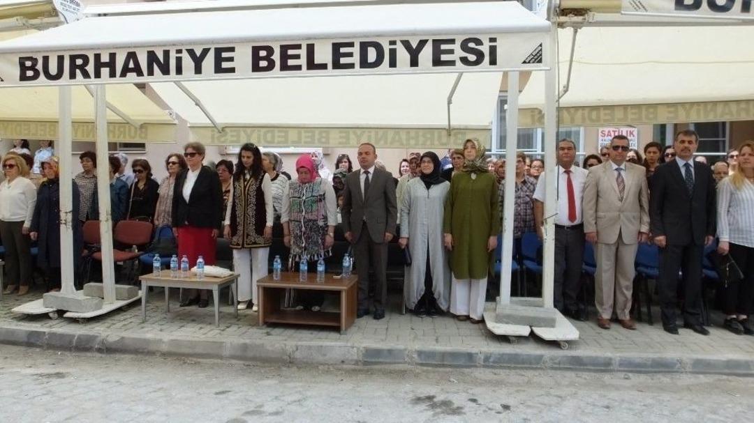 Burhaniye&rsquo;de Sergide Yetişkinlerin Oyunu B&uuml;y&uuml;k Alkış Aldı
