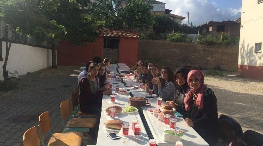 Öğretmenler Pişirdi, Öğrenciler Yedi