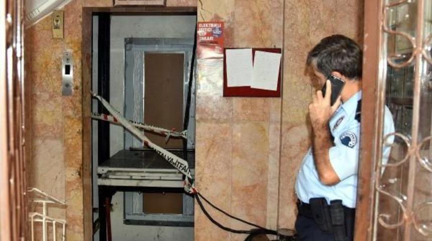 Tamir Ettiği Asans&ouml;r&uuml;n Altında Sıkıştı