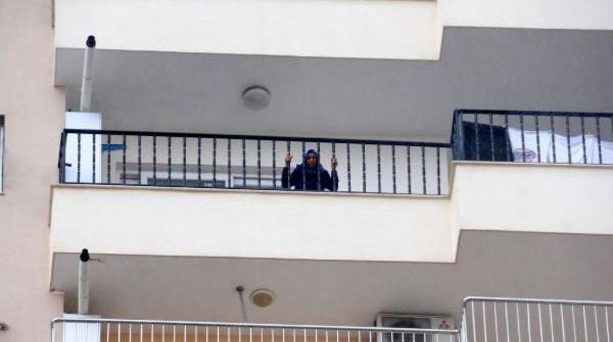 Oğlunun D&uuml;ş&uuml;p &Ouml;ld&uuml;ğ&uuml; Yerden Ayıramadılar